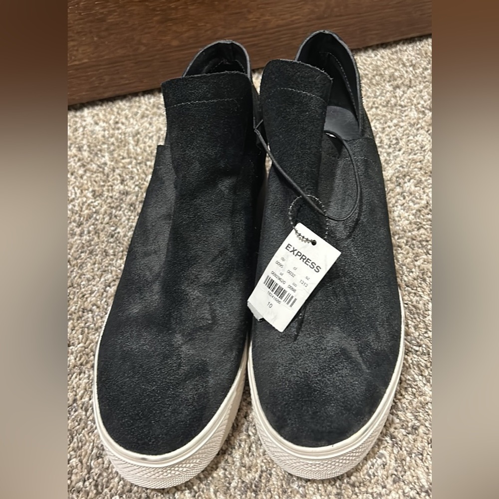 New with tags Steve Madden black High tops size 10